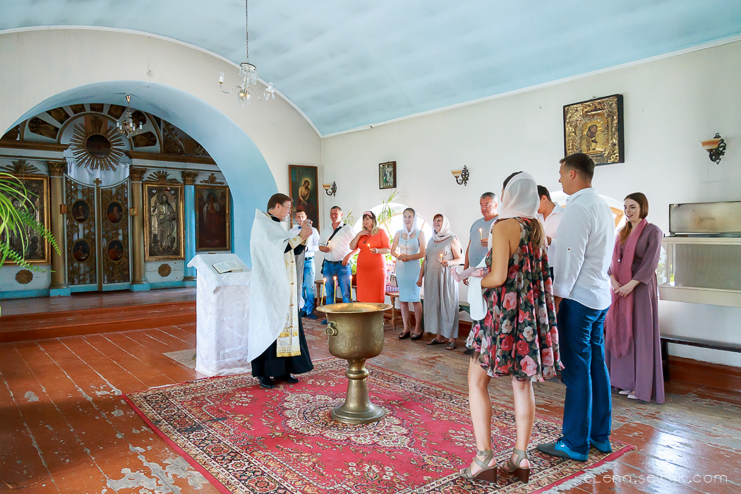 Репортажная фотосессия в Измаил. Крещение в церкви. Фотограф Елена Сейрик.