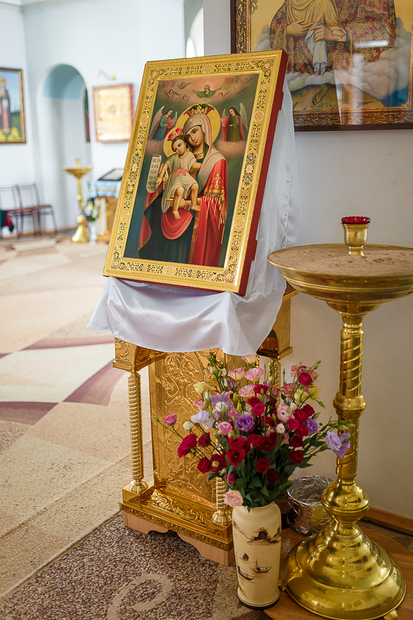 Репортажная фотосессия в Измаил. Крещение в церкви. Фотограф на крестины Елена Сейрик.