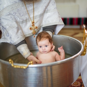 Репортажная фотосессия в Измаил. Крещение в церкви. Фотограф на крестины Елена Сейрик.